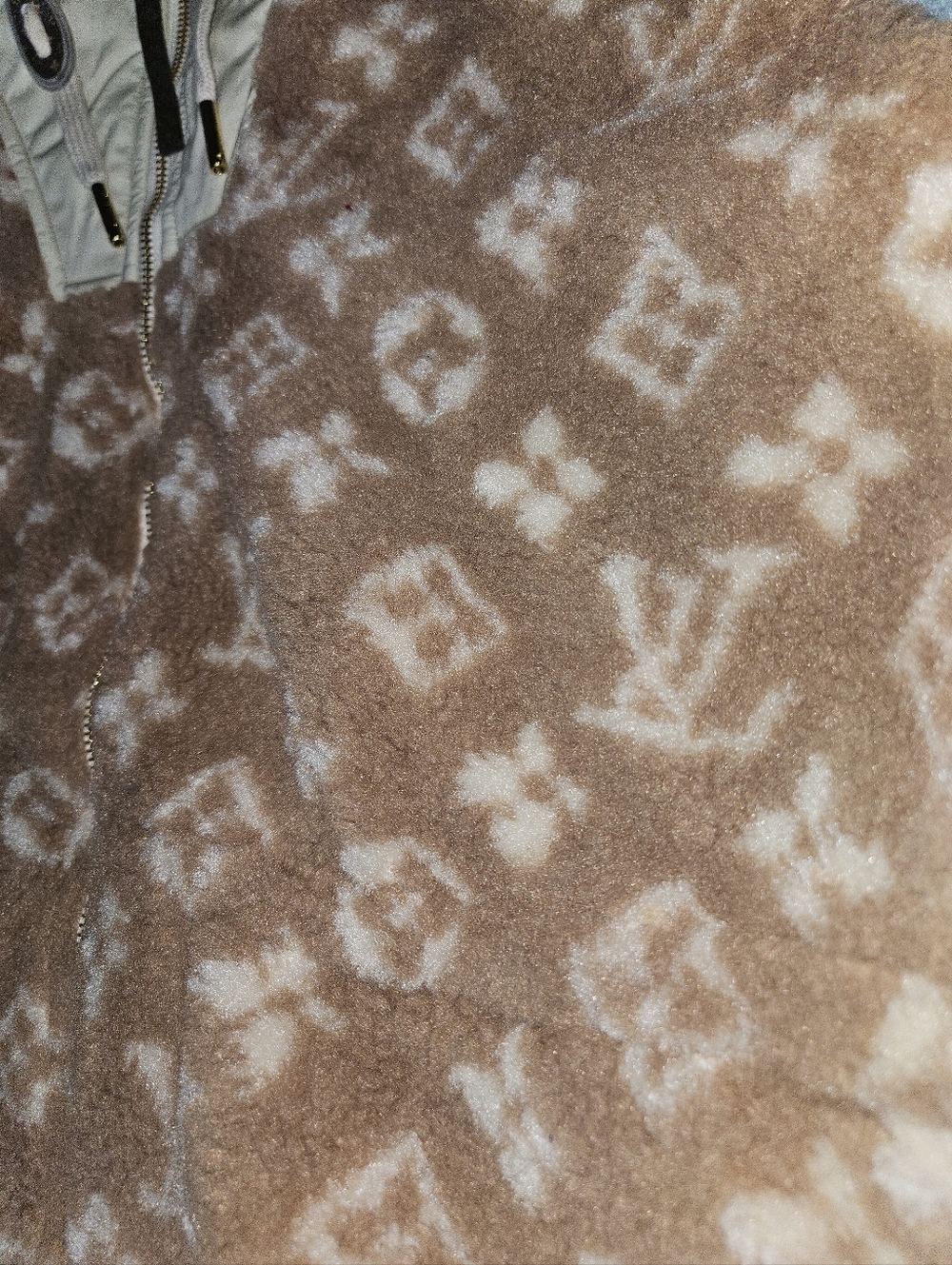 Women’s LV Monogram Sherpa Fleece Vest - Picture 9 of 10